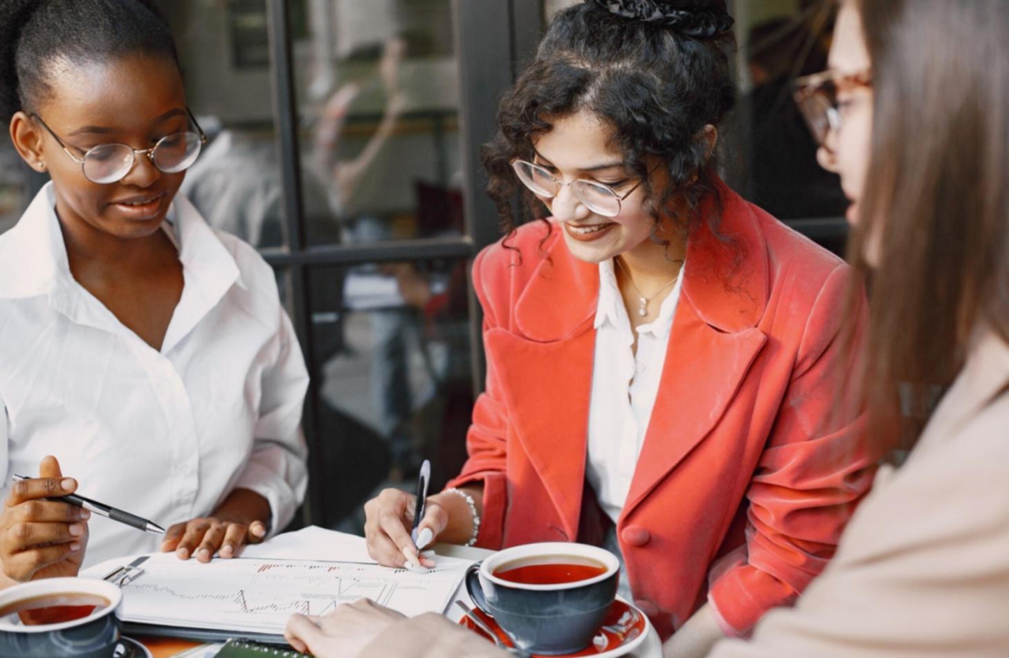 Investorenmeeting mit Finanzunterlagen