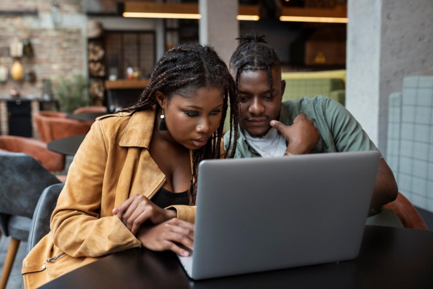 Geschäftsleute in intensiver Verhandlungssituation